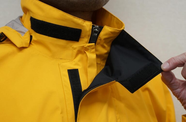 ゴールドウインモーターサイクル GSM22104 Gベクタープロフェッショナルレインスーツ|襟元のフラップ|軽量&コンパクトでレインスーツの域を超えたマルチアウター〈ゴールドウインモーターサイクル〉