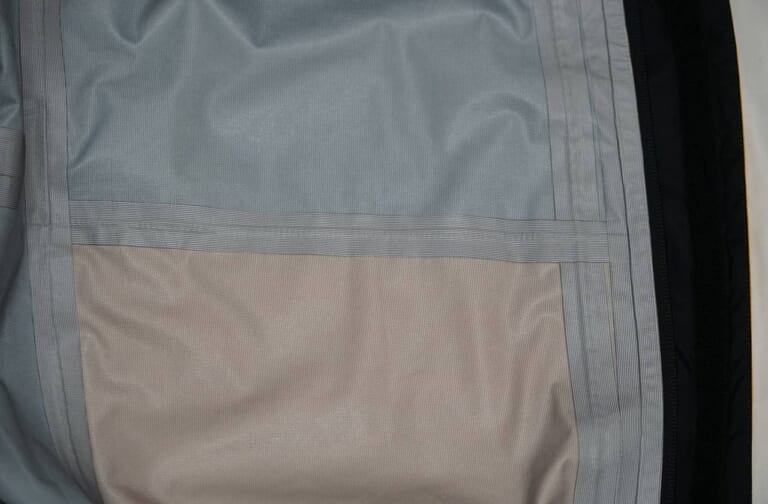 ゴールドウインモーターサイクル GSM22104 Gベクタープロフェッショナルレインスーツ|防水防風透湿素材“Gベクタープロフェッショナル|軽量&コンパクトでレインスーツの域を超えたマルチアウター〈ゴールドウインモーターサイクル〉