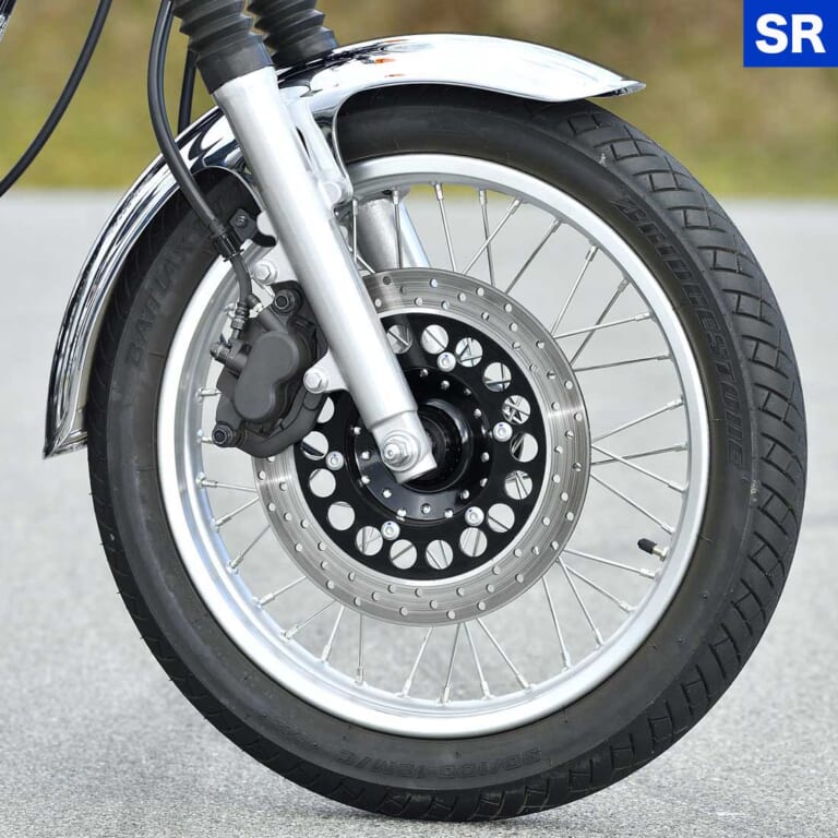 ヤマハSR400ファイナルエディション|フロントまわり|ホンダGB350 vs ヤマハSR400ディテール徹底比較【ネオクラとリアルレトロ、実は対照的だ】