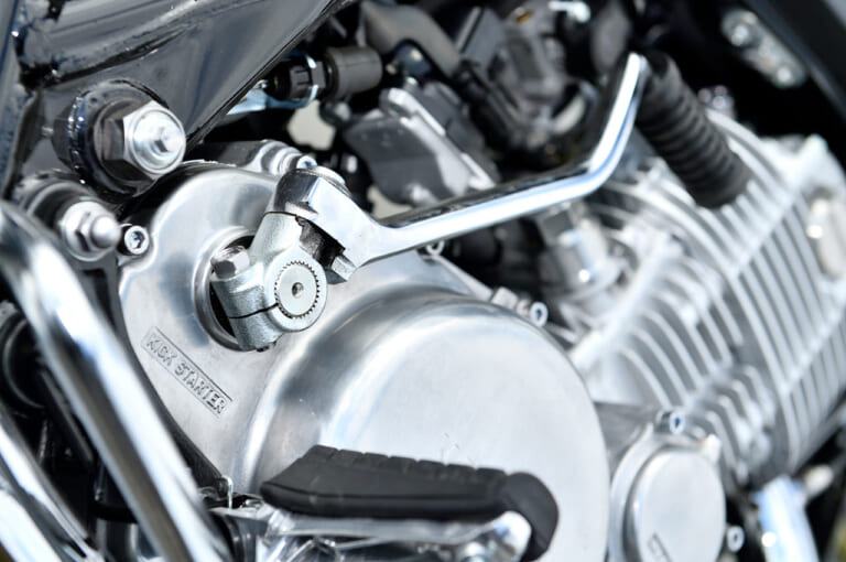 ヤマハSR400ファイナルエディション|キックスターター|ホンダGB350 vs ヤマハSR400ディテール徹底比較【ネオクラとリアルレトロ、実は対照的だ】