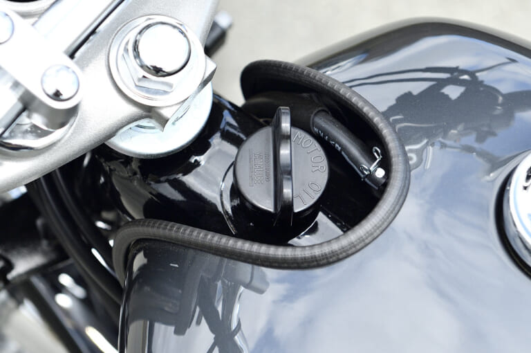 ヤマハSR400ファイナルエディション|キックインジケーター/デコンプレバー|ホンダGB350 vs ヤマハSR400ディテール徹底比較【ネオクラとリアルレトロ、実は対照的だ】