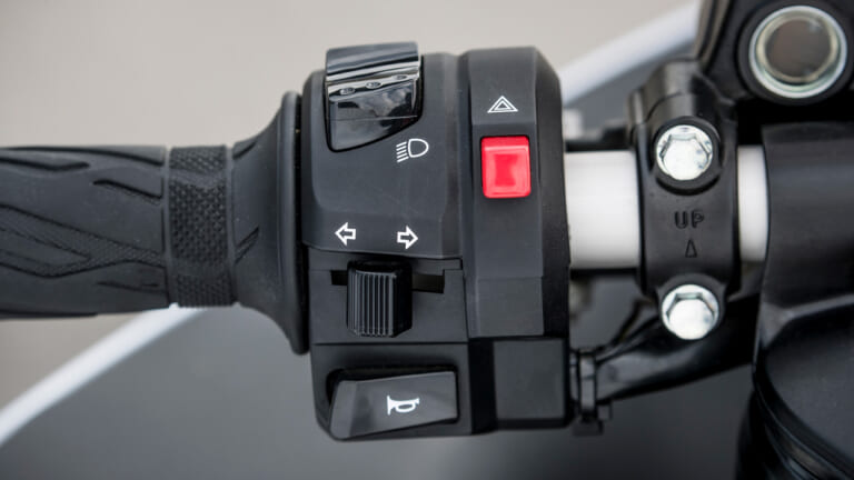 スズキ新旧ハヤブサ徹底比較|ハンドルスイッチ|('17)2代目|スズキ新旧ハヤブサ徹底写真比較解説【2代目から新型3代目へ、圧倒的な無敵感を継承】