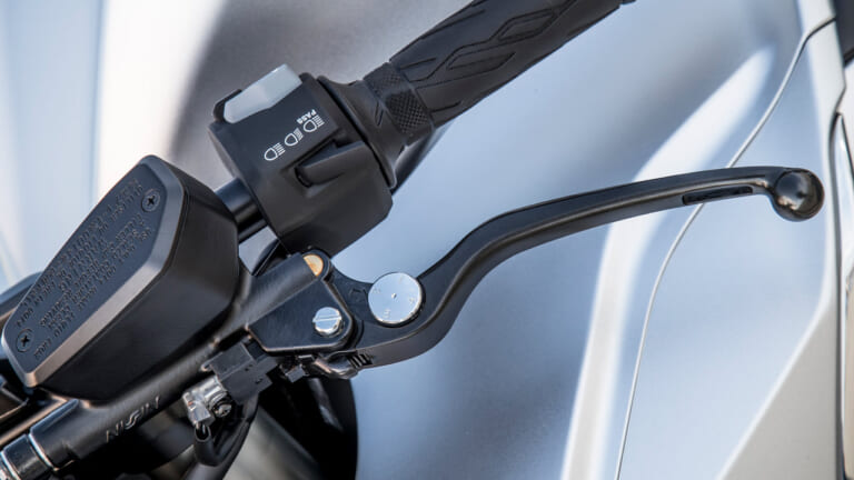 スズキ新旧ハヤブサ徹底比較|ハンドルレバー|('21)新型|スズキ新旧ハヤブサ徹底写真比較解説【2代目から新型3代目へ、圧倒的な無敵感を継承】