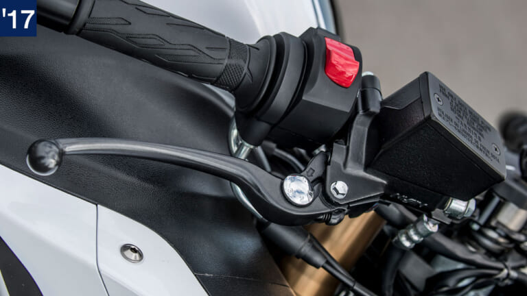 スズキ新旧ハヤブサ徹底比較|ハンドルレバー|('17)2代目|スズキ新旧ハヤブサ徹底写真比較解説【2代目から新型3代目へ、圧倒的な無敵感を継承】