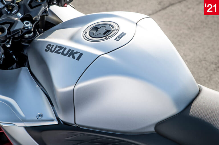 スズキ新旧ハヤブサ徹底比較|タンク|('21)新型|スズキ新旧ハヤブサ徹底写真比較解説【2代目から新型3代目へ、圧倒的な無敵感を継承】