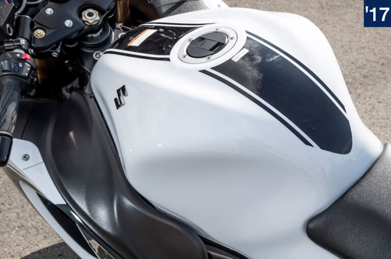 スズキ新旧ハヤブサ徹底比較|タンク|('17)2代目|スズキ新旧ハヤブサ徹底写真比較解説【2代目から新型3代目へ、圧倒的な無敵感を継承】