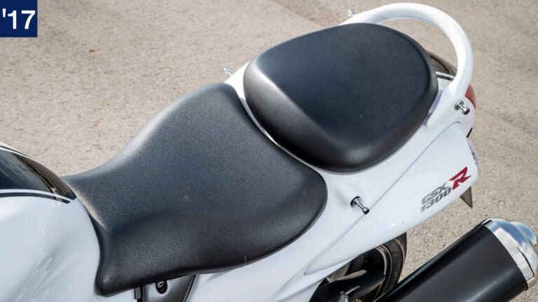 スズキ新旧ハヤブサ徹底比較|タンデムシート|('17)2代目|スズキ新旧ハヤブサ徹底写真比較解説【2代目から新型3代目へ、圧倒的な無敵感を継承】