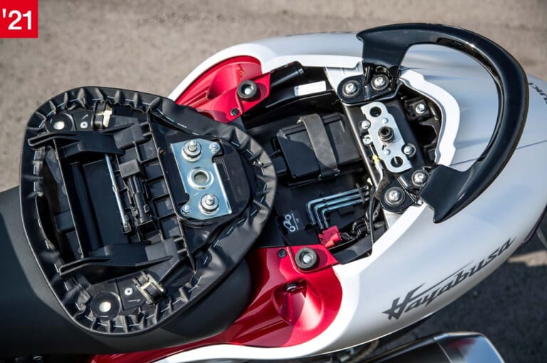 スズキ新旧ハヤブサ徹底比較|収納スペース|('21)新型|スズキ新旧ハヤブサ徹底写真比較解説【2代目から新型3代目へ、圧倒的な無敵感を継承】