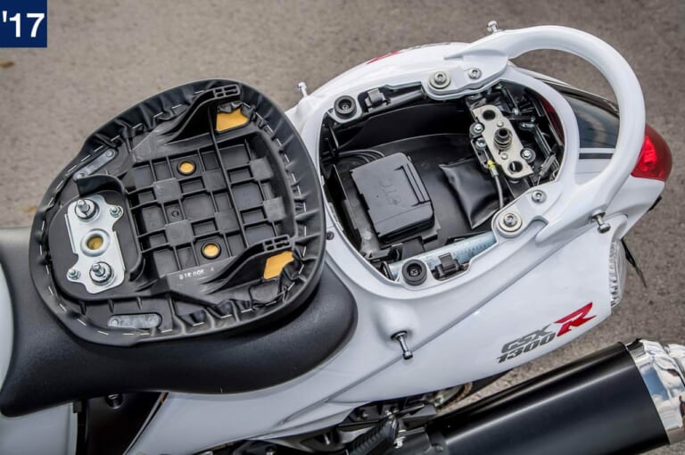 スズキ新旧ハヤブサ徹底比較|収納スペース|('17)2代目|スズキ新旧ハヤブサ徹底写真比較解説【2代目から新型3代目へ、圧倒的な無敵感を継承】