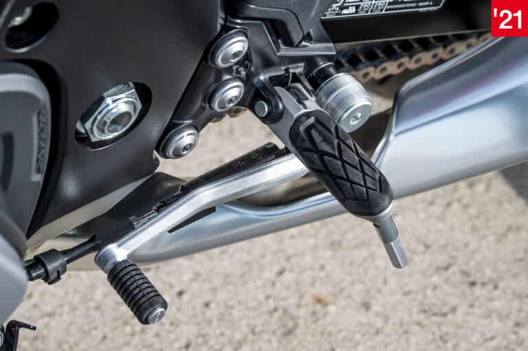 スズキ新旧ハヤブサ徹底比較|ステップ|('21)新型|スズキ新旧ハヤブサ徹底写真比較解説【2代目から新型3代目へ、圧倒的な無敵感を継承】