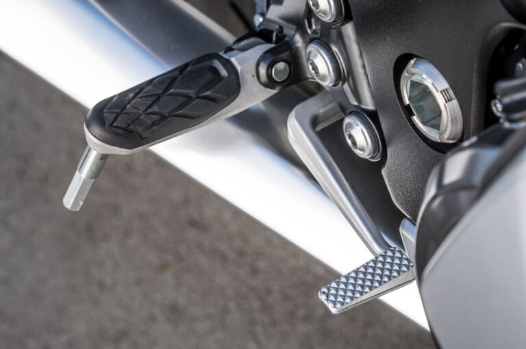 スズキ新旧ハヤブサ徹底比較|ステップ|('21)新型|スズキ新旧ハヤブサ徹底写真比較解説【2代目から新型3代目へ、圧倒的な無敵感を継承】