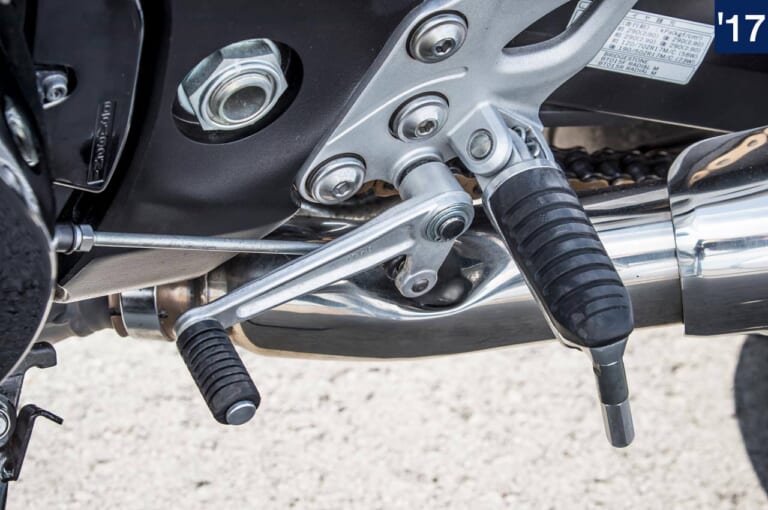 スズキ新旧ハヤブサ徹底比較|ステップ|('17)2代目|スズキ新旧ハヤブサ徹底写真比較解説【2代目から新型3代目へ、圧倒的な無敵感を継承】