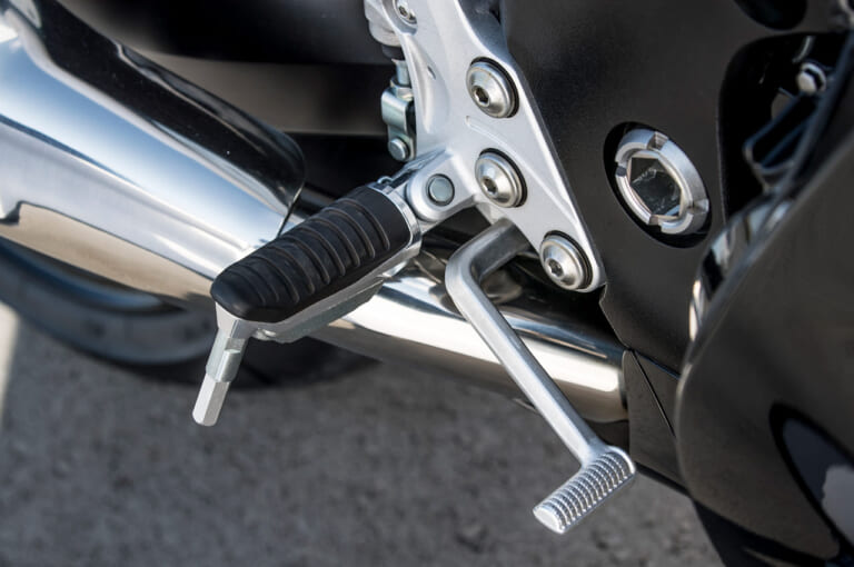 スズキ新旧ハヤブサ徹底比較|ステップ|('17)2代目|スズキ新旧ハヤブサ徹底写真比較解説【2代目から新型3代目へ、圧倒的な無敵感を継承】