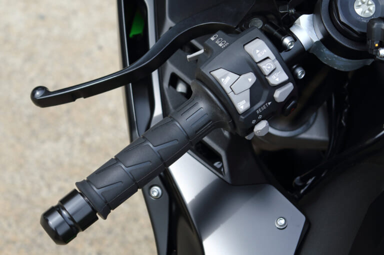 カワサキ ニンジャZX-10R|ハンドルスイッチ|カワサキ ニンジャZX-10Rディテール写真解説【勝てるバイクだから公道も乗りやすい】