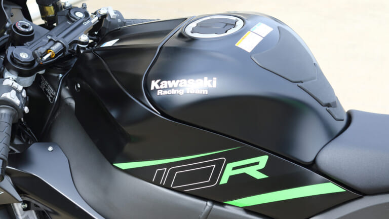 カワサキ ニンジャZX-10R|タンク|カワサキ ニンジャZX-10Rディテール写真解説【勝てるバイクだから公道も乗りやすい】