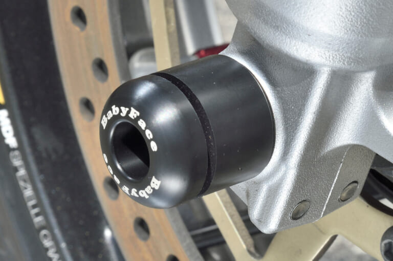 ホンダCB1100RS/EX|ベビーフェイス アクスルプロテクター|CB1100RS/EXのクラシカルスタイルに似合うパフォーマンスパーツ〈ベビーフェイス〉