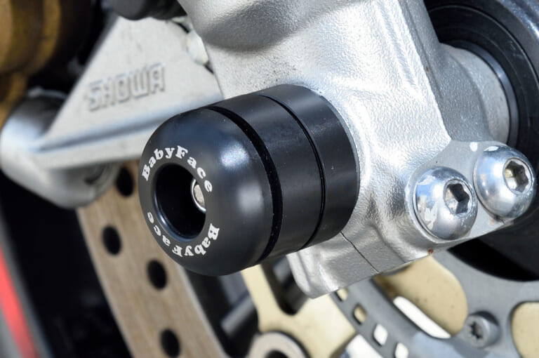 ホンダCB1100RS/EX|ベビーフェイス アクスルプロテクター|CB1100RS/EXのクラシカルスタイルに似合うパフォーマンスパーツ〈ベビーフェイス〉
