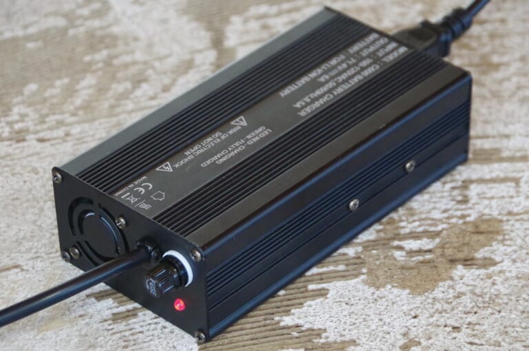 電動バイク|トロモックス ミノ|バッテリー充電|人間工学に基づいた電動バイク「MINO」試乗インプレッション【こんな”電動ミニモト”待ってました!】