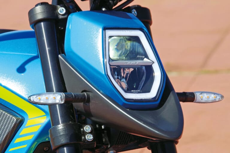 電動バイク|トロモックス ミノ|ヘッドライト|人間工学に基づいた電動バイク「MINO」試乗インプレッション【こんな”電動ミニモト”待ってました!】