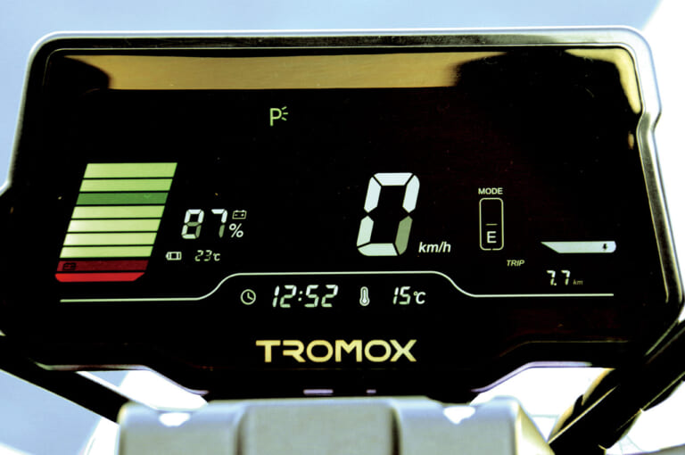 電動バイク|トロモックス ミノ|メーターディスプレイ|人間工学に基づいた電動バイク「MINO」試乗インプレッション【こんな”電動ミニモト”待ってました!】