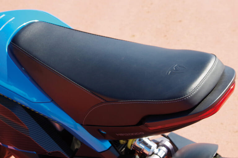 電動バイク|トロモックス ミノ|シート|人間工学に基づいた電動バイク「MINO」試乗インプレッション【こんな”電動ミニモト”待ってました!】