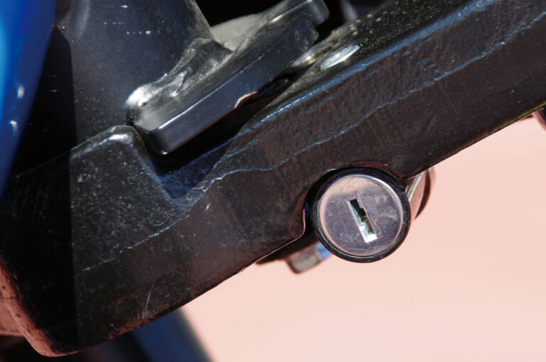 電動バイク|トロモックス ミノ|ハンドルロック|人間工学に基づいた電動バイク「MINO」試乗インプレッション【こんな”電動ミニモト”待ってました!】