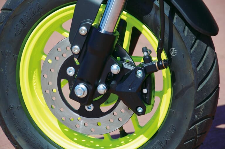 電動バイク|トロモックス ミノ|フロントまわり|人間工学に基づいた電動バイク「MINO」試乗インプレッション【こんな”電動ミニモト”待ってました!】