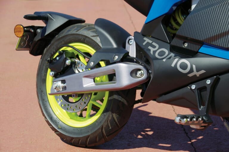 電動バイク|トロモックス ミノ|リヤまわり|人間工学に基づいた電動バイク「MINO」試乗インプレッション【こんな”電動ミニモト”待ってました!】