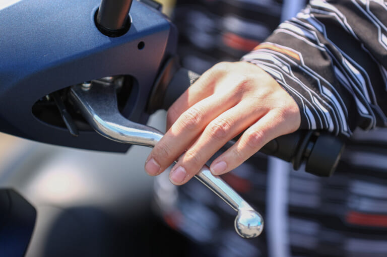 ホンダ ディオ110|コンビブレーキ|ホンダ ディオ110ディテール写真解説【大径14インチホイール&洗練されたデザイン】