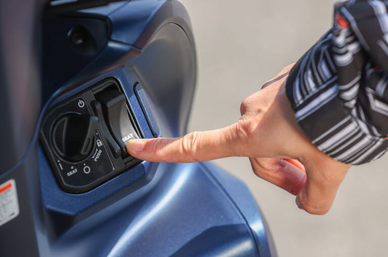 ホンダ ディオ110|シート下収納|ホンダ ディオ110ディテール写真解説【大径14インチホイール&洗練されたデザイン】