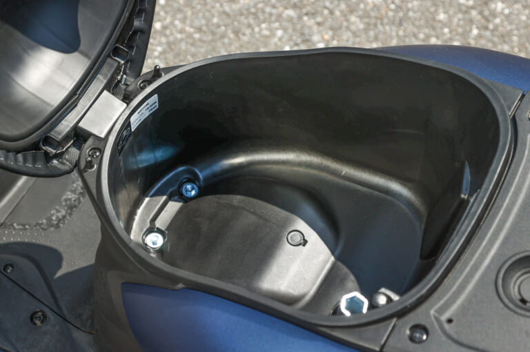 ホンダ ディオ110|シート下収納|ホンダ ディオ110ディテール写真解説【大径14インチホイール&洗練されたデザイン】