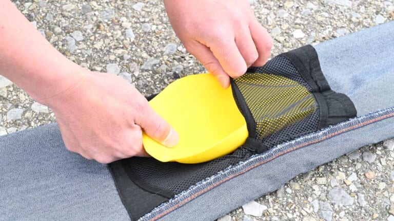 バイク用高強度デニム|オックスフォード アーマライトジーンズ|膝プロテクター|高強度のオックスフォード アーマライトジーンズ、その実力をガチ検証【火で炙る/引きずり回す】