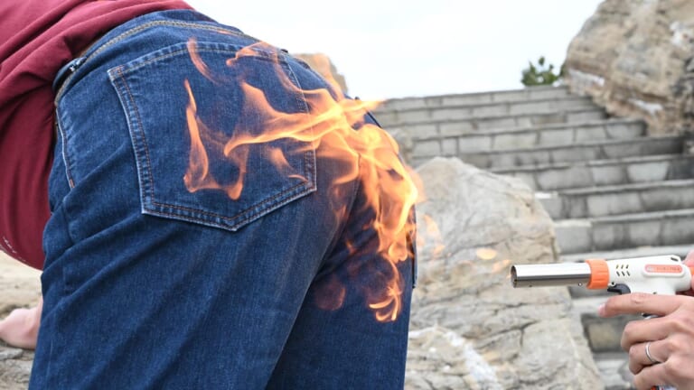 バイク用高強度デニム|オックスフォード アーマライトジーンズ|難燃性実験|高強度のオックスフォード アーマライトジーンズ、その実力をガチ検証【火で炙る/引きずり回す】