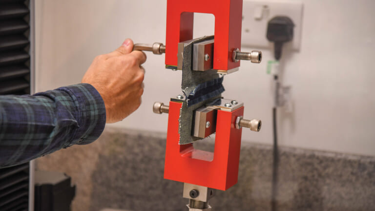 バイク用高強度デニム|オックスフォード アーマライトジーンズ|耐摩耗性実験|高強度のオックスフォード アーマライトジーンズ、その実力をガチ検証【火で炙る/引きずり回す】