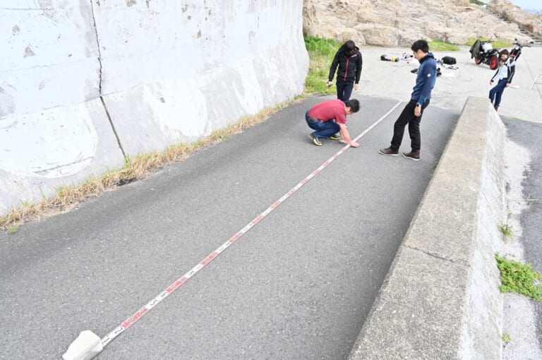 バイク用高強度デニム|オックスフォード アーマライトジーンズ|耐摩耗性実験|高強度のオックスフォード アーマライトジーンズ、その実力をガチ検証【火で炙る/引きずり回す】