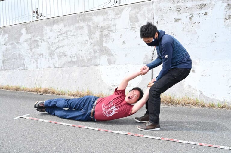 バイク用高強度デニム|オックスフォード アーマライトジーンズ|耐摩耗性実験|高強度のオックスフォード アーマライトジーンズ、その実力をガチ検証【火で炙る/引きずり回す】