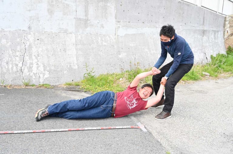 バイク用高強度デニム|オックスフォード アーマライトジーンズ|耐摩耗性実験|高強度のオックスフォード アーマライトジーンズ、その実力をガチ検証【火で炙る/引きずり回す】