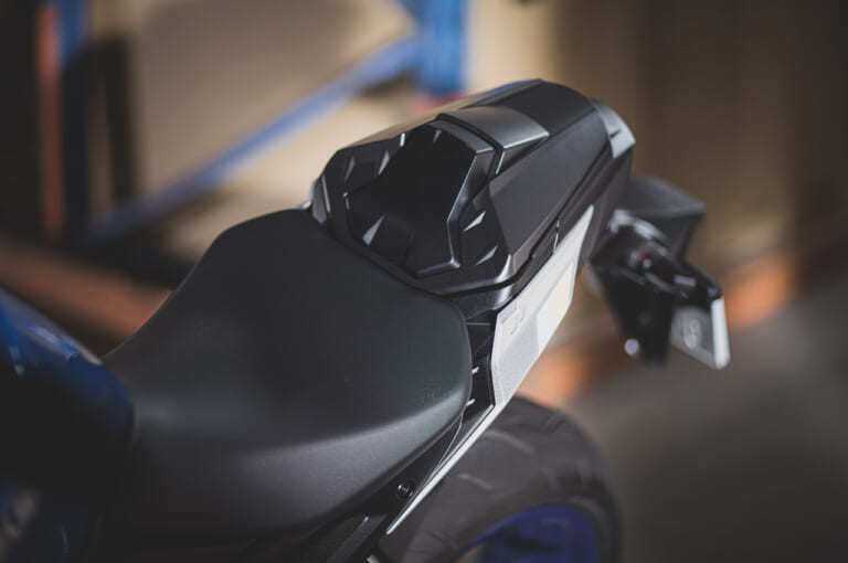 '21 スズキGSX-S1000|シート|’21スズキGSX-S1000発売【新時代を切り開くモノフォーカス過激スタイル+電子デバイスも充実】