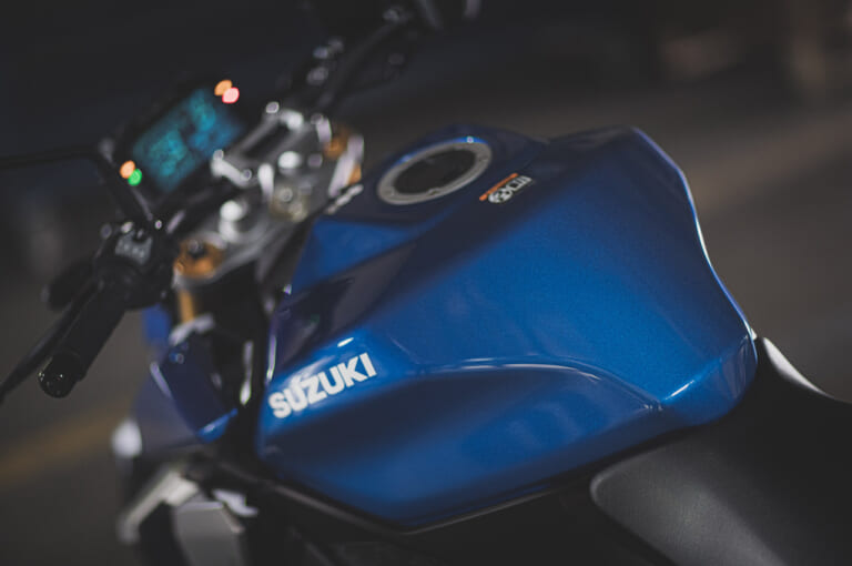 '21 スズキGSX-S1000|タンク|’21スズキGSX-S1000発売【新時代を切り開くモノフォーカス過激スタイル+電子デバイスも充実】