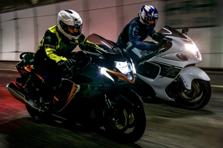 スズキ新旧ハヤブサ|高速走行|新旧ハヤブサ比較インプレ〈高速編〉【一瞬の”溜め”からの強烈加速。湧き上がるトルク感の演出が極上!】