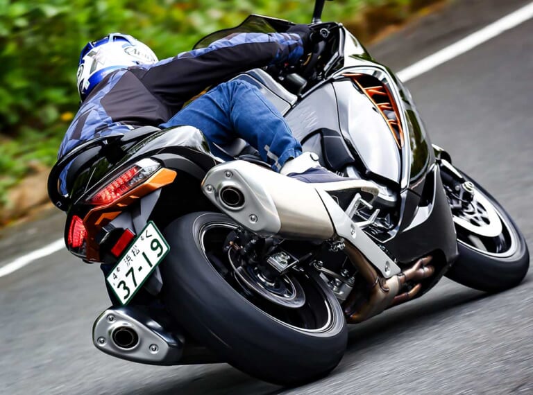 新型スズキ ハヤブサ|新旧ハヤブサ比較インプレッション〈峠編〉【接地感抜群の新型は寝るのも切り返しも速い!】