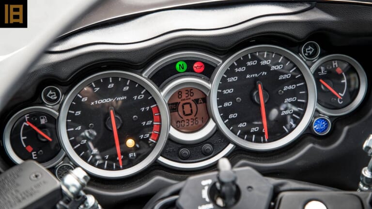 スズキ旧型2代目ハヤブサ|メーター|新旧ハヤブサ、燃費はどちらが上? 計器類の進化は? 2人乗りの乗り心地は? 【ココも気になる徹底比較】