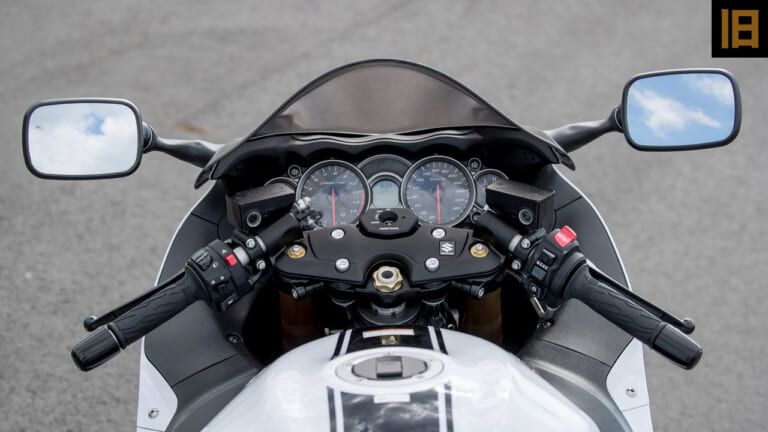 スズキ旧型2代目ハヤブサ|ハンドルまわり|新旧ハヤブサ、燃費はどちらが上? 計器類の進化は? 2人乗りの乗り心地は? 【ココも気になる徹底比較】