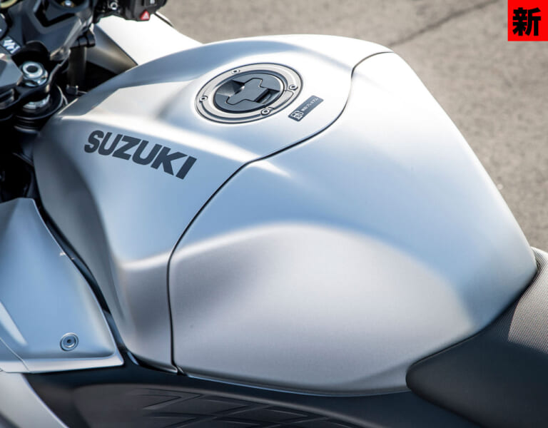スズキ新型ハヤブサ|燃料タンク|新旧ハヤブサ、燃費はどちらが上? 計器類の進化は? 2人乗りの乗り心地は? 【ココも気になる徹底比較】