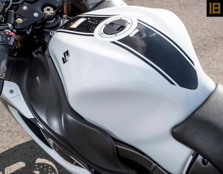 スズキ旧型2代目ハヤブサ|燃料タンク|新旧ハヤブサ、燃費はどちらが上? 計器類の進化は? 2人乗りの乗り心地は? 【ココも気になる徹底比較】