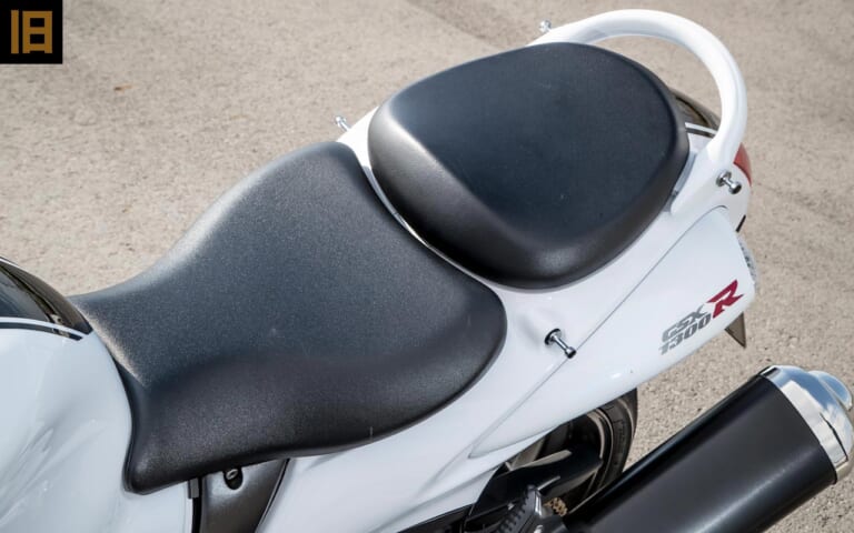 スズキ旧型2代目ハヤブサ|タンデムシート|新旧ハヤブサ、燃費はどちらが上? 計器類の進化は? 2人乗りの乗り心地は? 【ココも気になる徹底比較】