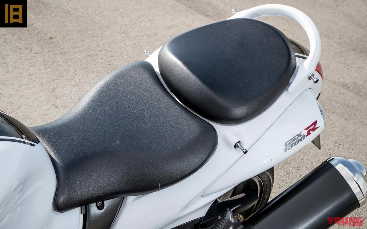 スズキ旧型2代目ハヤブサ|タンデムシート|新旧ハヤブサ、燃費はどちらが上? 計器類の進化は? 2人乗りの乗り心地は? 【ココも気になる徹底比較】