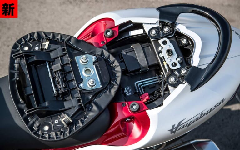 スズキ新型ハヤブサ|収納スペース|新旧ハヤブサ、燃費はどちらが上? 計器類の進化は? 2人乗りの乗り心地は? 【ココも気になる徹底比較】