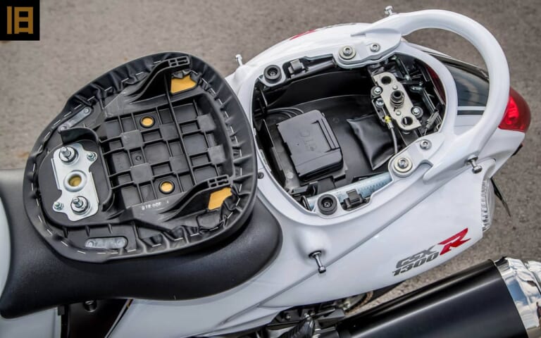 スズキ旧型2代目ハヤブサ|収納スペース|新旧ハヤブサ、燃費はどちらが上? 計器類の進化は? 2人乗りの乗り心地は? 【ココも気になる徹底比較】