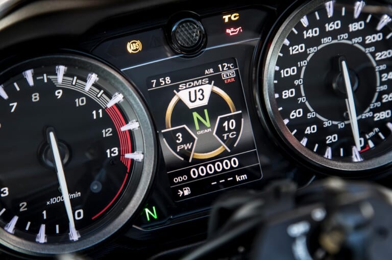 新型ハヤブサ・サーキットゼロヨン勝負|SDMS-α|やっぱり知りたい絶対性能!! 新旧ハヤブサ・サーキット対決【-9psでも新型が最速だ!】